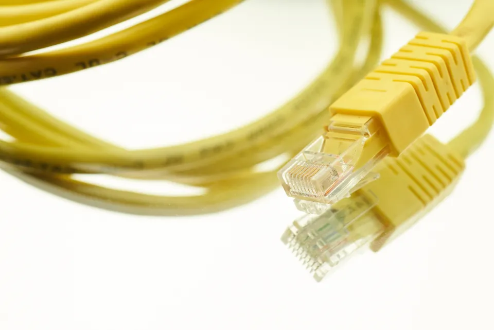 Sarı Cat6 network kablosu ve RJ45 konnektör